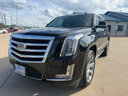 Used 2019 Cadillac Escalade Premium Luxury AWD/4WD image 2