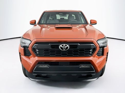 Used 2025 Toyota Tacoma TRD Sport AWD/4WD image 2