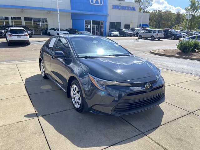 Used 2025 Toyota Corolla LE FWD image 2