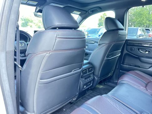 Used 2025 Honda Pilot Black Edition image 14