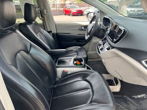 Used 2023 Chrysler Pacifica Touring-L FWD image 37