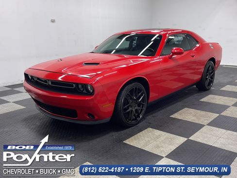 Used 2015 Dodge Challenger SXT w/ Super Sport Group (SS/T) RWD image 1