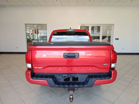 Used 2017 Toyota Tacoma TRD Sport w/ Premium & Technology Package AWD/4WD image 4