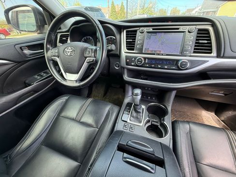 Used 2017 Toyota Highlander SE image 3