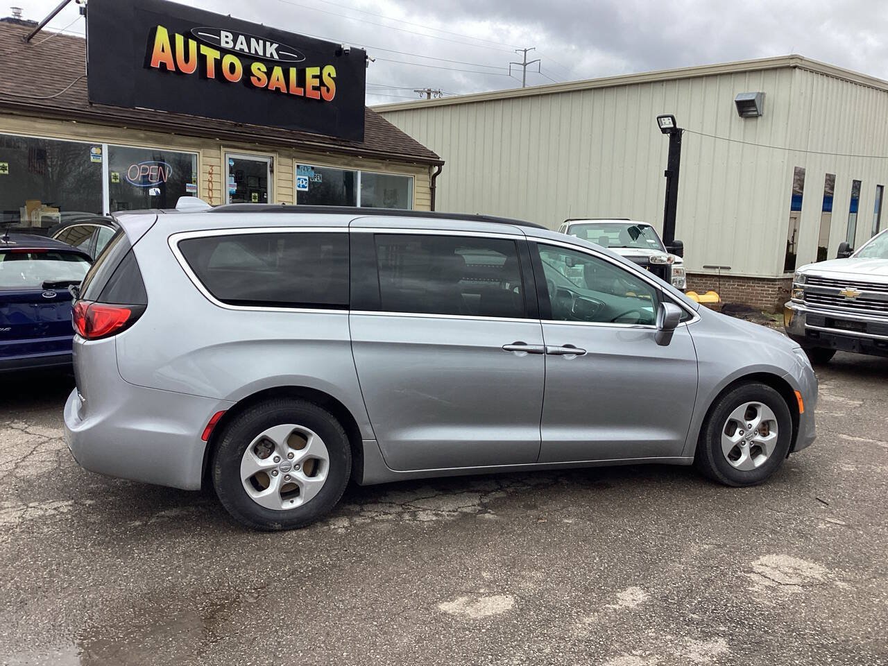 Used 2018 Chrysler Pacifica Touring Plus FWD image 1