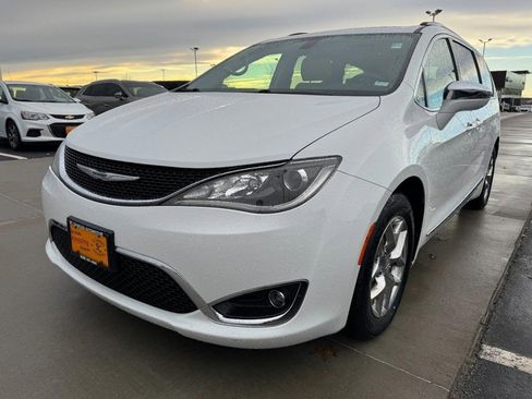 Used 2017 Chrysler Pacifica Limited image 8