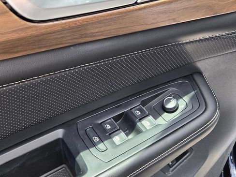 Used 2024 Volkswagen Atlas SE w/ Panoramic Sunroof Package FWD image 14