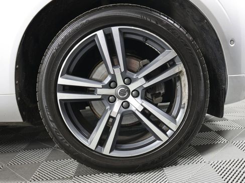 Used 2018 Volvo XC60 T5 Momentum w/ Vision Package image 6