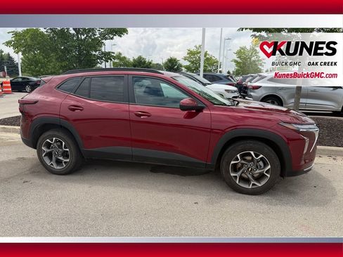 Used 2025 Chevrolet Trax LT FWD image 5