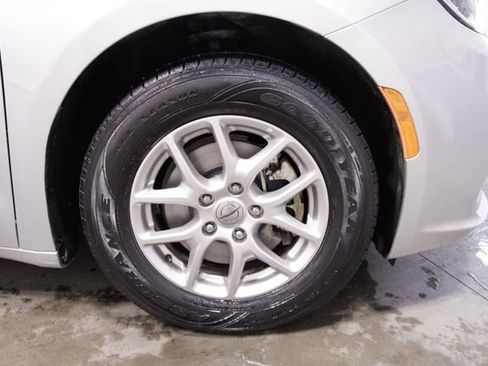 Used 2024 Chrysler Pacifica Touring-L image 12