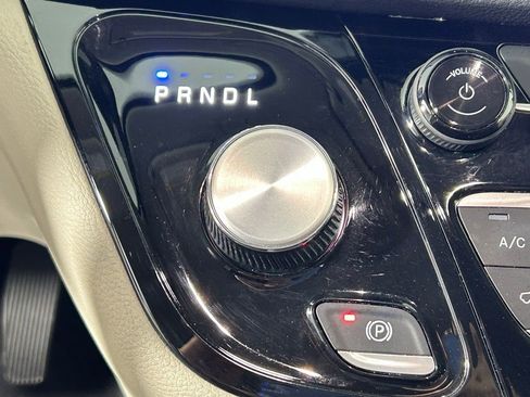 Used 2023 Chrysler Pacifica Touring-L image 24