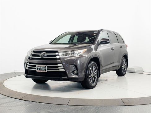 Used 2017 Toyota Highlander XLE AWD/4WD image 3