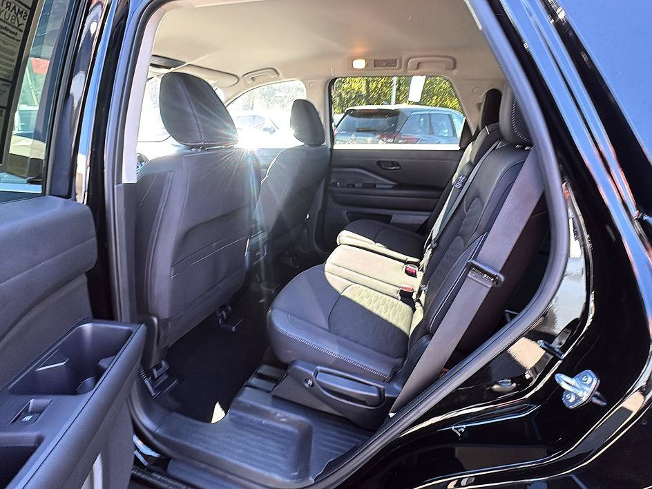 Certified 2025 Nissan Pathfinder SV FWD image 17