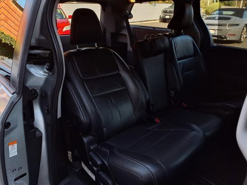Certified 2019 Toyota Sienna SE Premium image 20