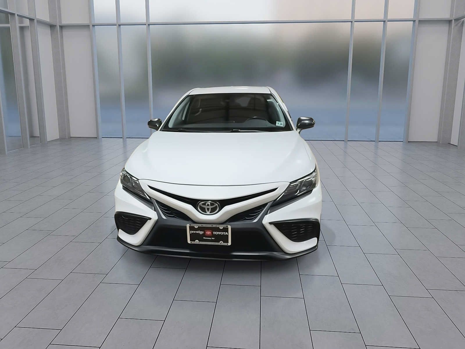Used 2021 Toyota Camry SE FWD image 3