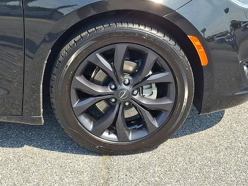 Used 2020 Chrysler Pacifica Touring-L Plus FWD image 8