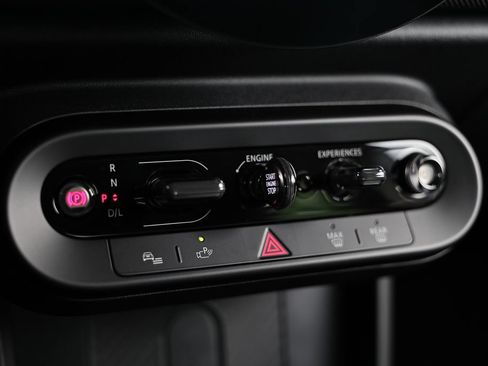 Used 2025 MINI Cooper 4-Door Hardtop FWD image 37