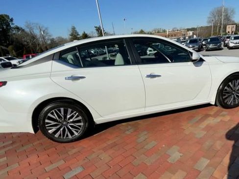 Used 2023 Nissan Altima 2.5 SV image 2