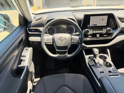 Used 2024 Toyota Highlander LE FWD image 13