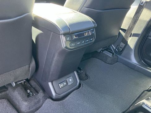 Used 2024 Toyota Highlander Platinum image 37