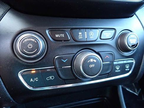 Used 2019 Jeep Cherokee Latitude Plus AWD/4WD image 20