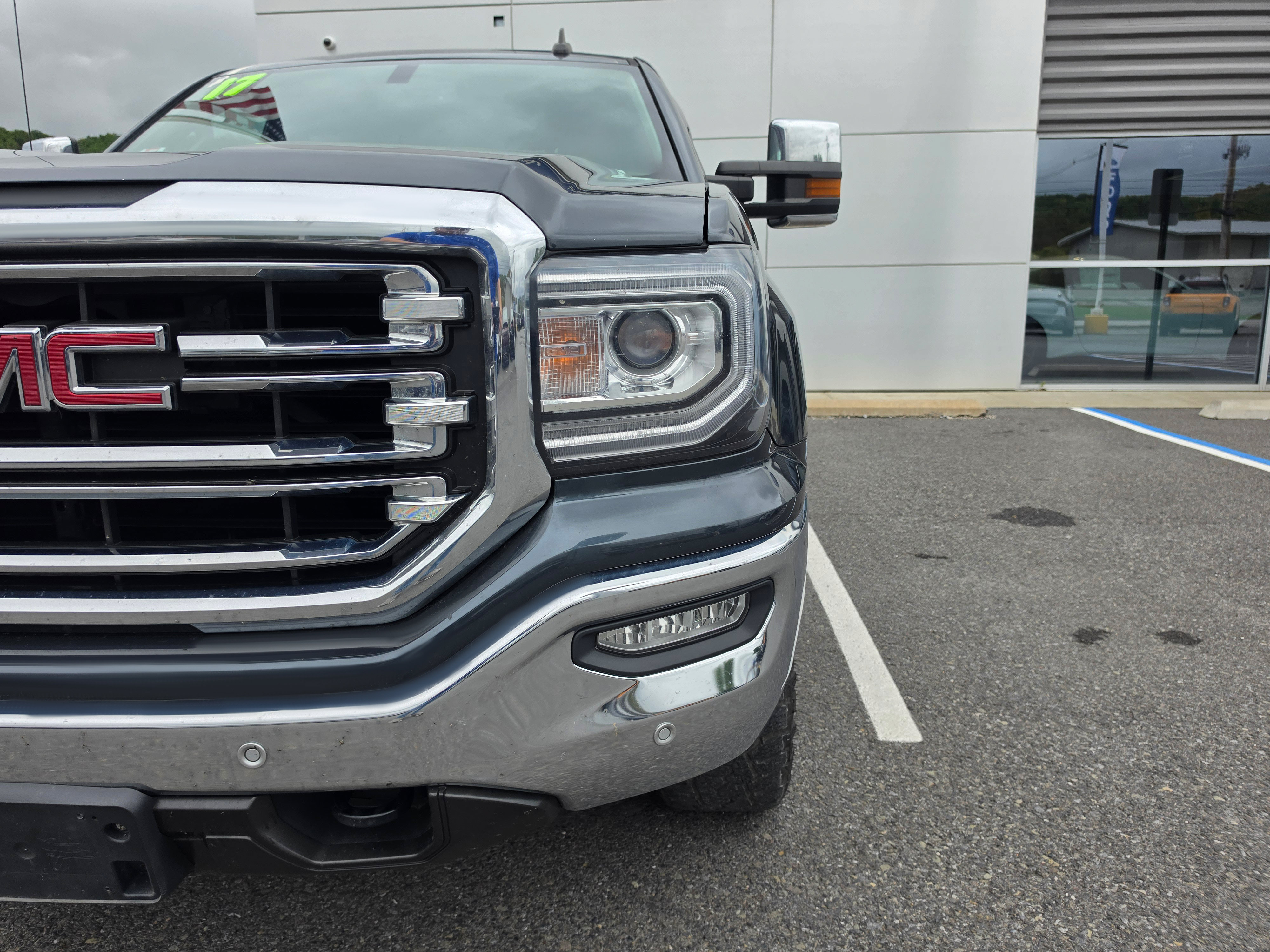 Used 2017 GMC Sierra 1500 SLT w/ SLT Premium Package AWD/4WD image 9