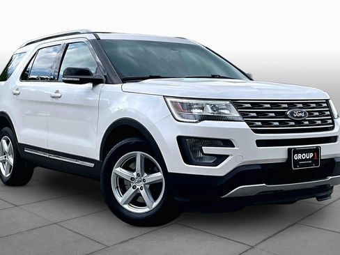 Used 2017 Ford Explorer XLT AWD/4WD image 3