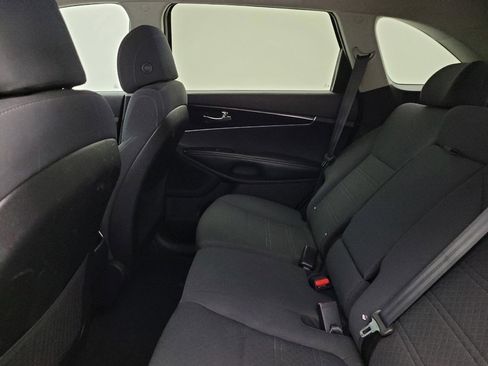 Used 2017 Kia Sorento LX w/ LX Convenience Package image 18