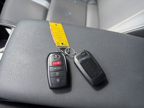 Used 2025 Toyota Camry SE w/ Convenience Package image 24