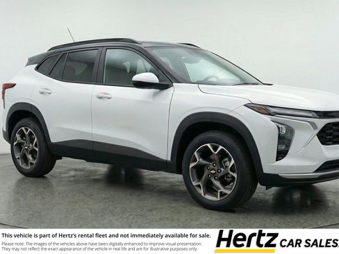 Used 2025 Chevrolet Trax LT FWD image 1