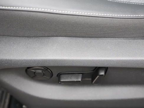 Used 2025 Volkswagen Tiguan SE w/ Panoramic Sunroof Package image 15