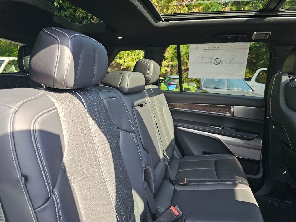 New 2027 Cadillac Vistiq Luxury AWD/4WD image 13