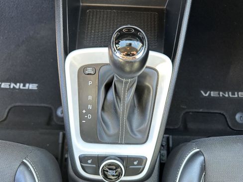 Used 2022 Hyundai Venue Limited image 31