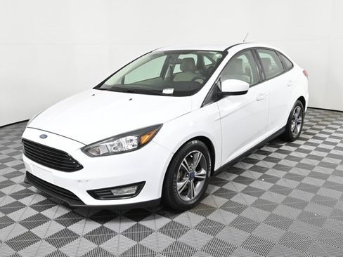 Used 2018 Ford Focus SE w/ SE Appearance Package image 2