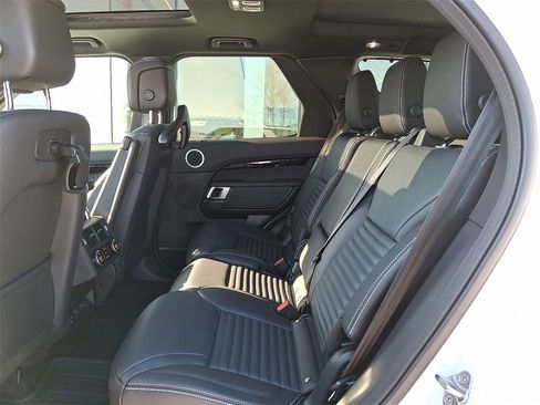 Used 2025 Land Rover Discovery S image 9