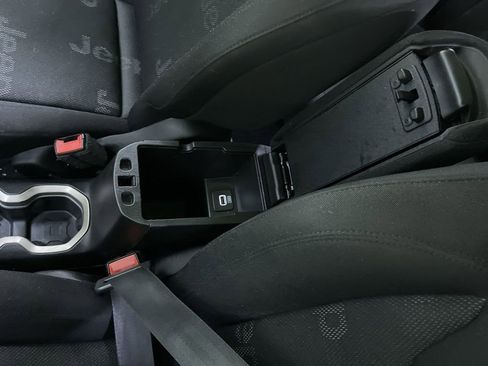 Used 2017 Jeep Renegade Latitude w/ Cold Weather Group image 26