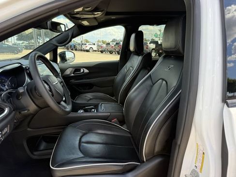 Used 2025 Chrysler Pacifica Limited FWD image 26