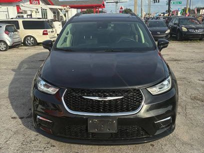 Used 2022 Chrysler Pacifica Touring-L w/ Uconnect Theater Family Group