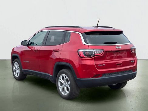 Used 2024 Jeep Compass Latitude AWD/4WD image 4