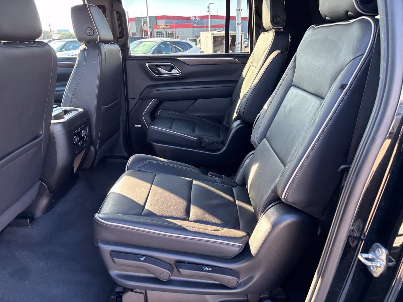 Used 2022 Chevrolet Suburban Premier w/ Premium Package AWD/4WD image 17