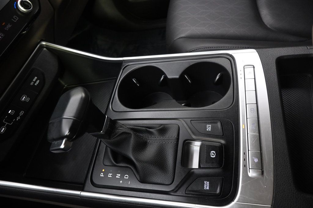 Used 2025 Kia Carnival FWD image 34