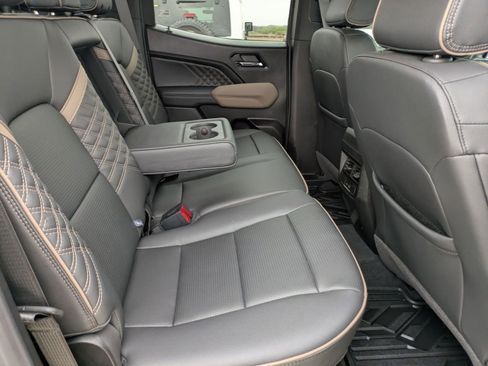 Used 2025 GMC Canyon Denali image 24