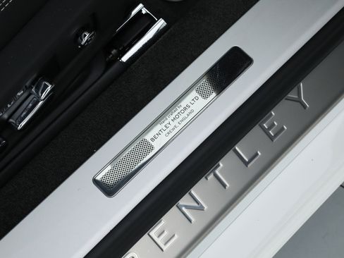 Used 2021 Bentley Continental GT V8 image 18