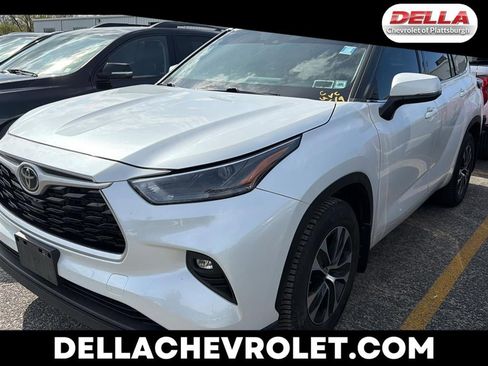 Used 2022 Toyota Highlander XLE AWD/4WD image 1