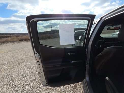 Used 2017 Toyota Tacoma Limited image 14