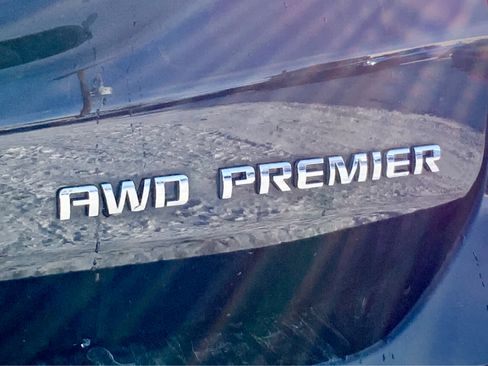 Used 2022 Chevrolet Equinox Premier image 18