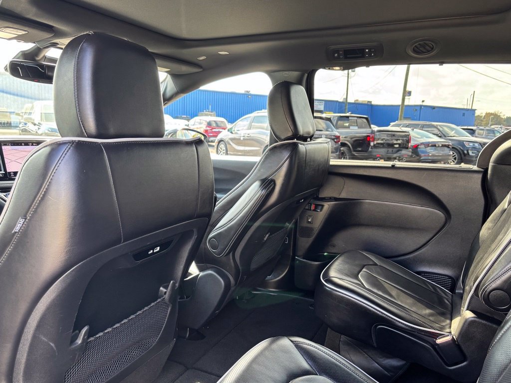 Used 2025 Chrysler Pacifica Limited FWD image 18