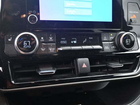 Certified 2024 Toyota Highlander XLE image 14