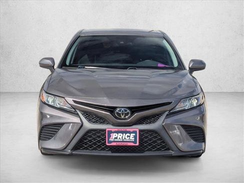 Used 2020 Toyota Camry SE w/ Carpet Mat Package FWD image 2