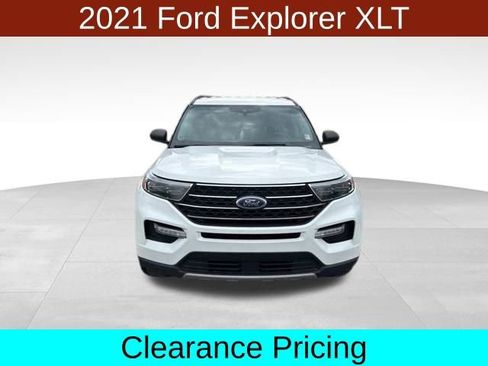 Used 2021 Ford Explorer XLT image 2